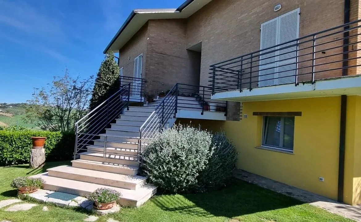 Facciata della villa con scalinata d'ingresso.
