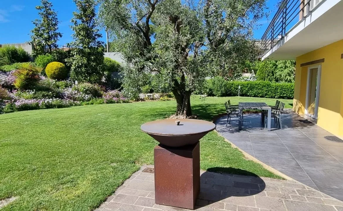 Angolo relax del giardino con braciere.