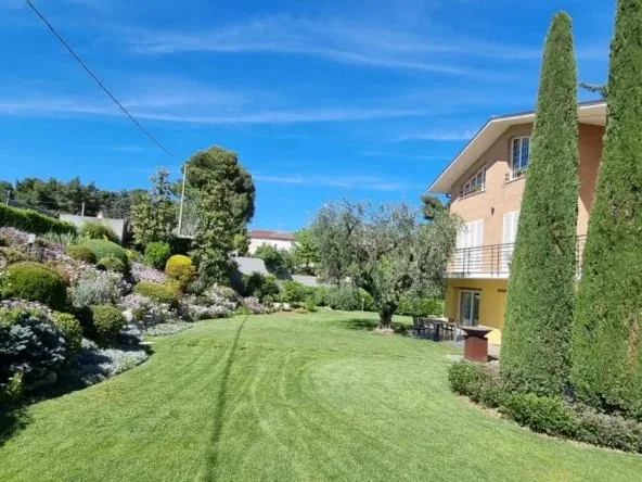 L'immenso prato del giardino della villa.