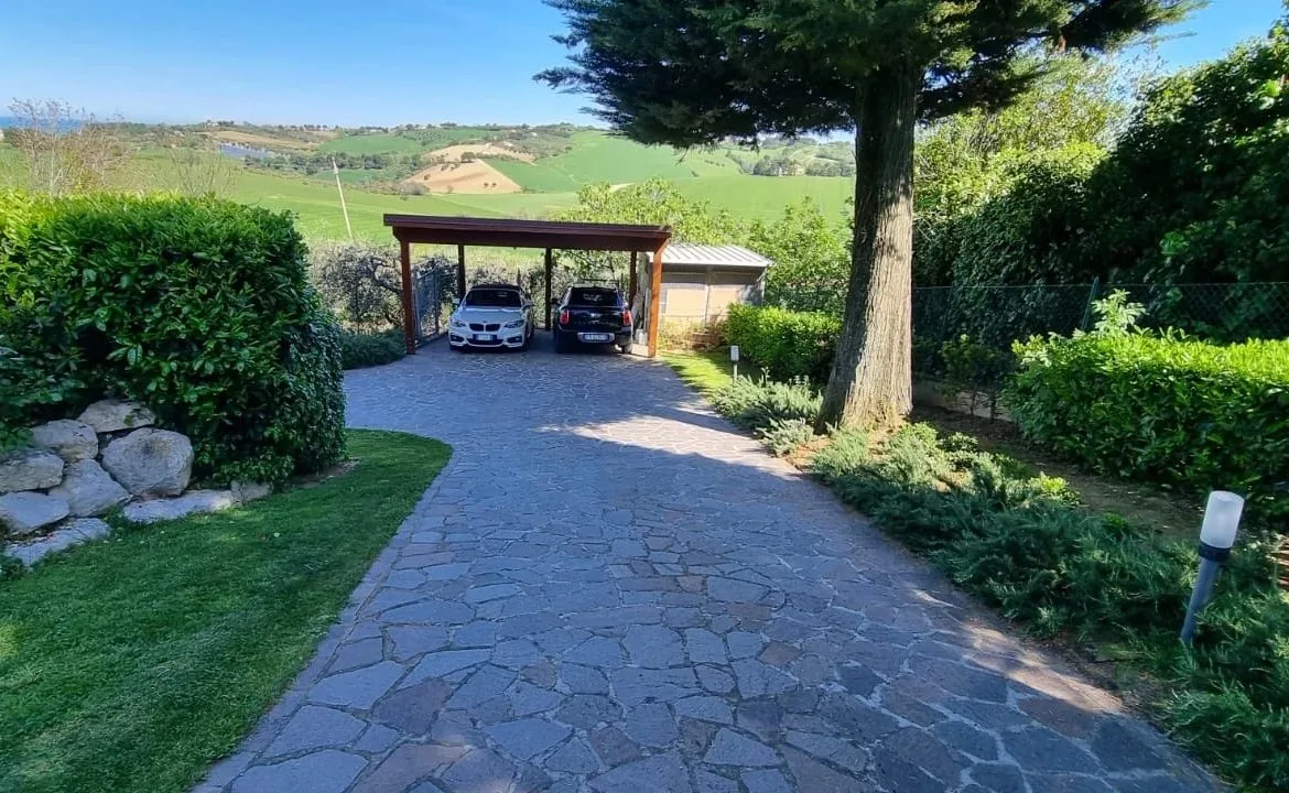 Posto auto coperto e vialetto d'accesso alla villa.