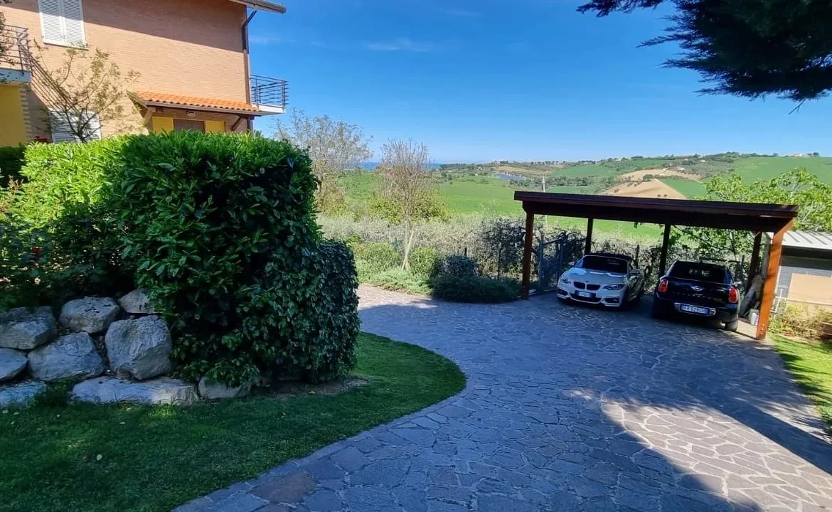 Posto auto coperto della villa.