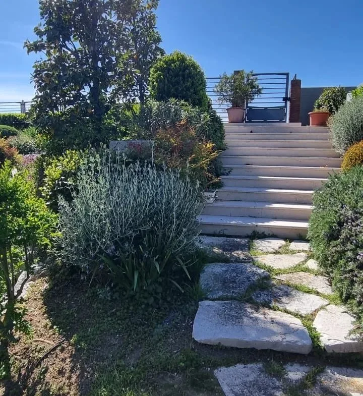 Scalinata in pietra nel giardino della villa.