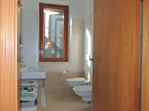 Il bagno recentemente ristrutturato dell'appartamento.