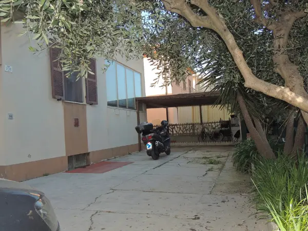 Garage coperto con tettoia.