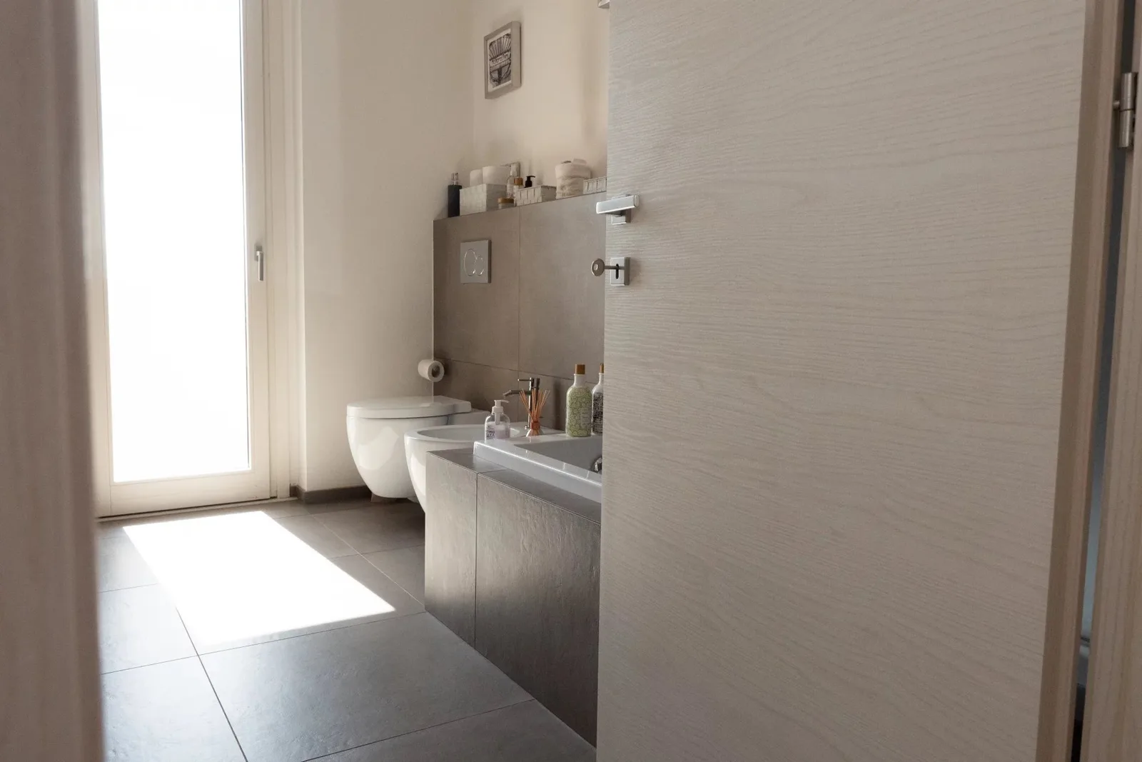 Bagno con doppio lavabo e sanitari.