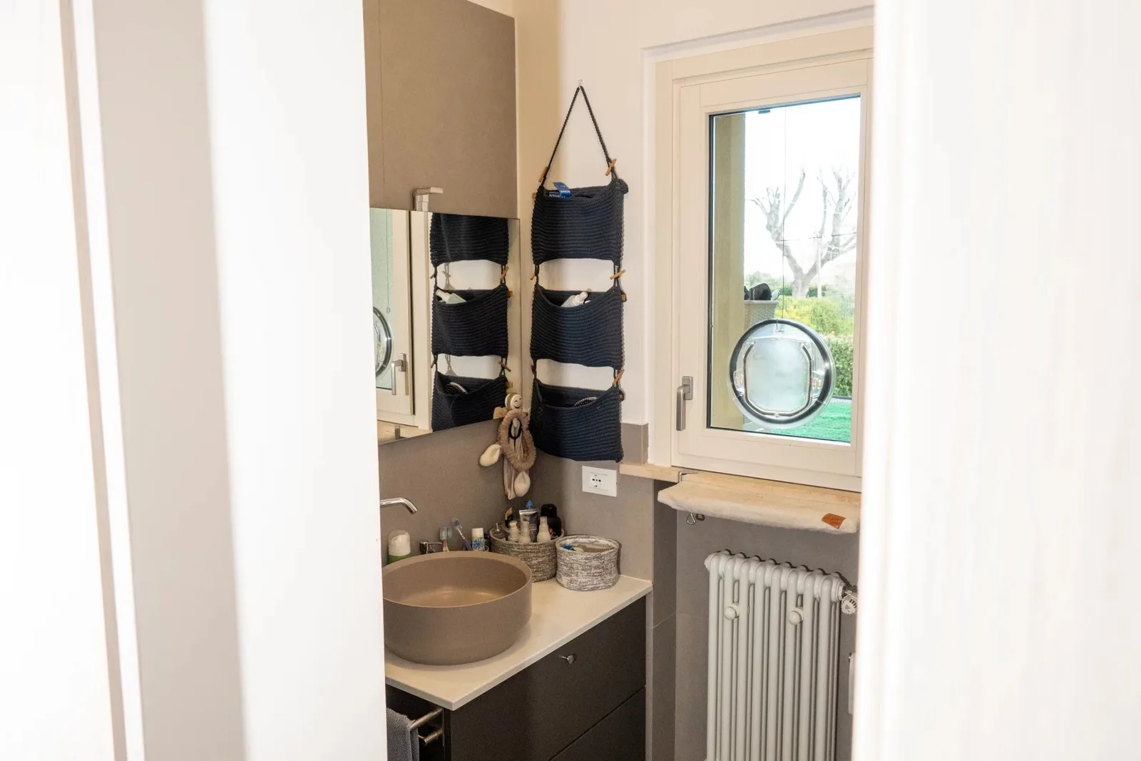 Bagno con lavabo e vista sul giardino.