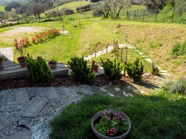 Il giardino visto dal porticato.