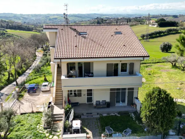 Vista aerea della villetta e del giardino.