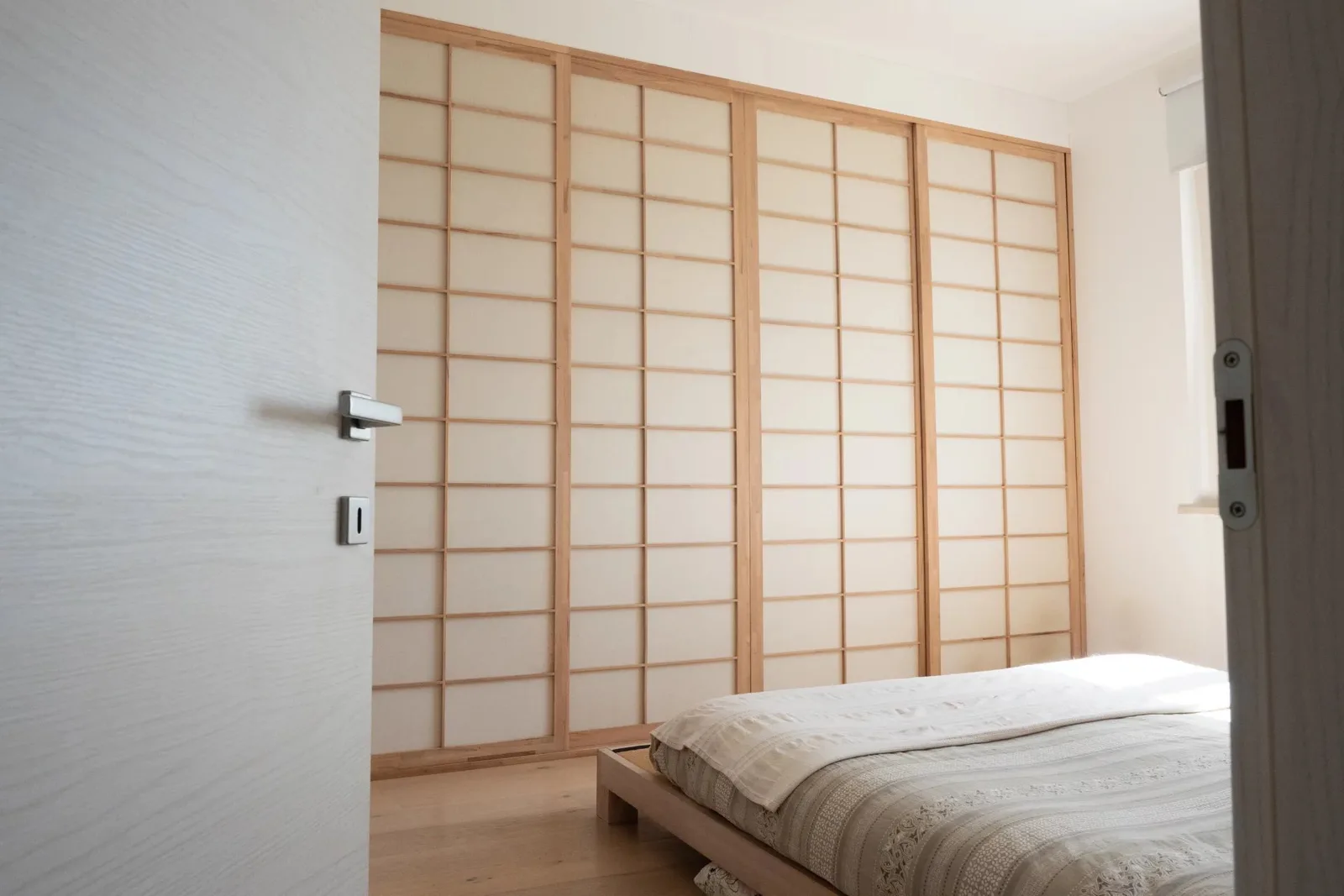 Camera da letto con armadio a pannelli scorrevoli in stile giapponese.