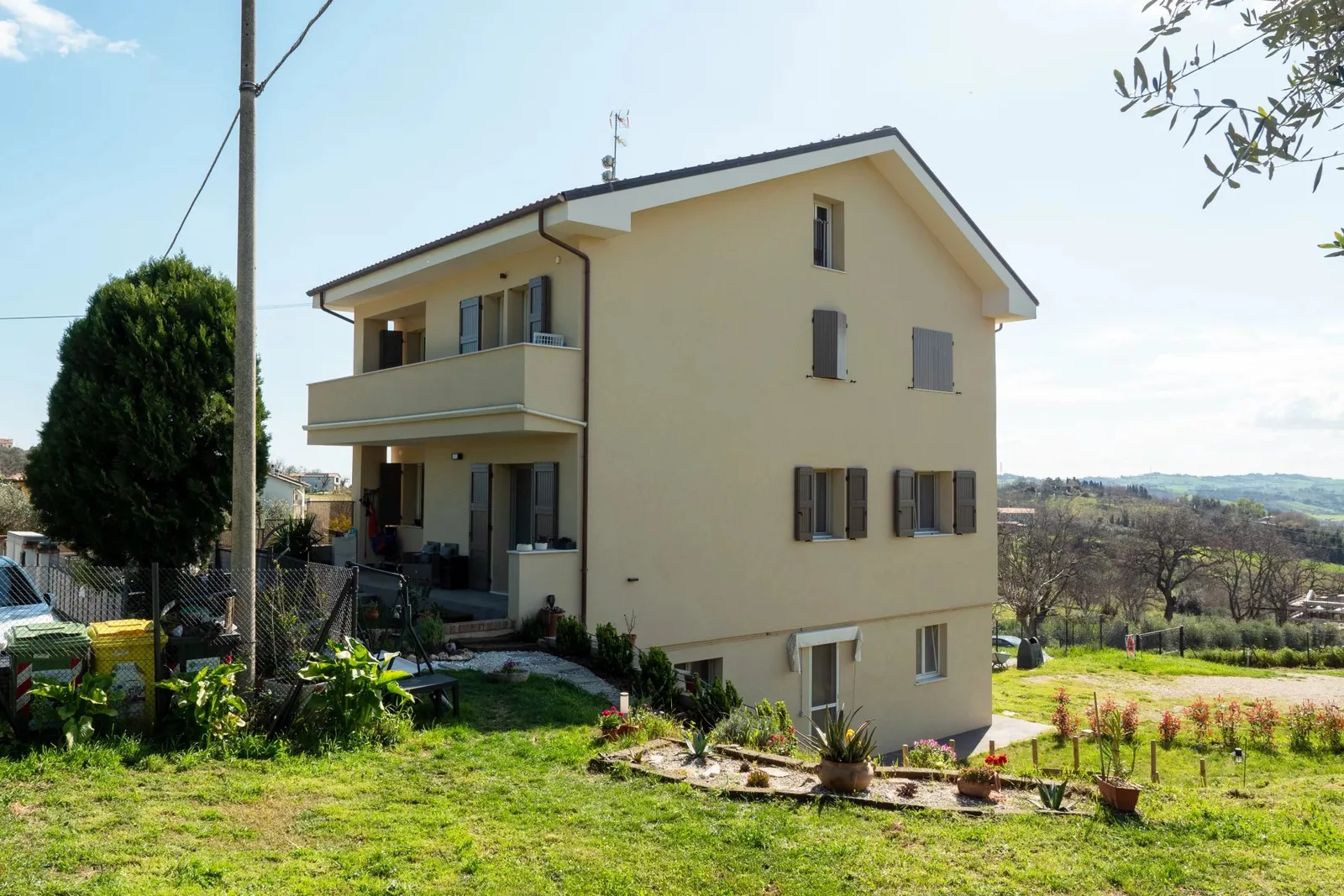 Facciata della villetta vista dal giardino laterale.