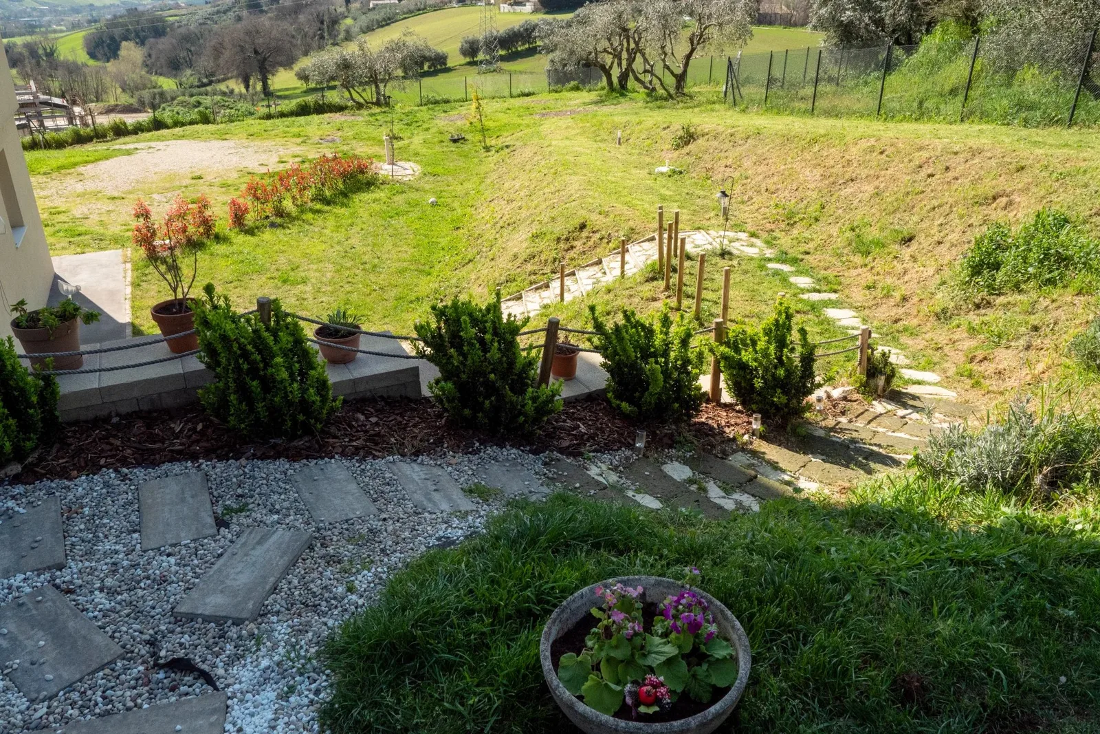Vialetto in pietra nel giardino curato.