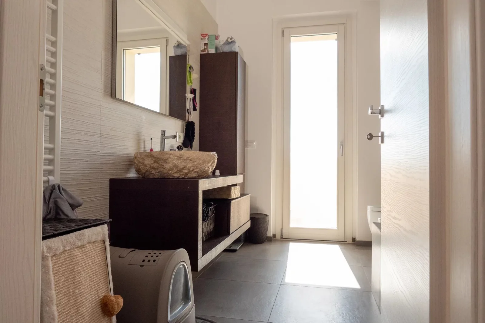 Corridoio d'ingresso con accesso al bagno.