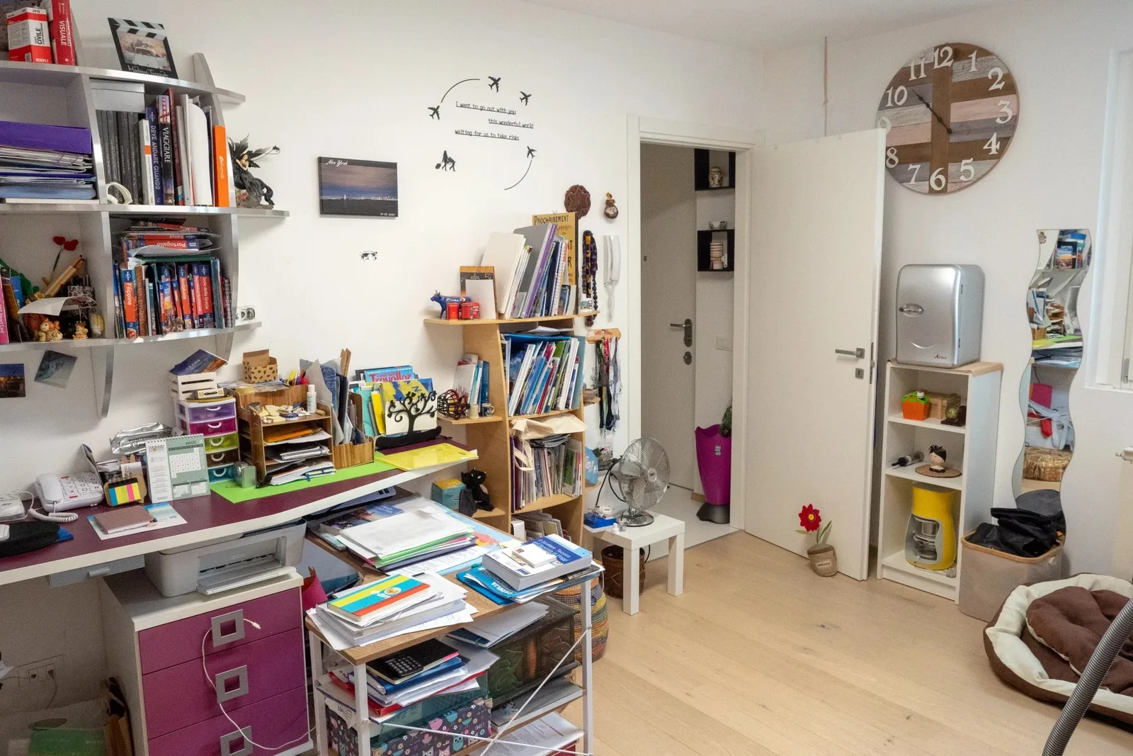 Studio con libreria.
