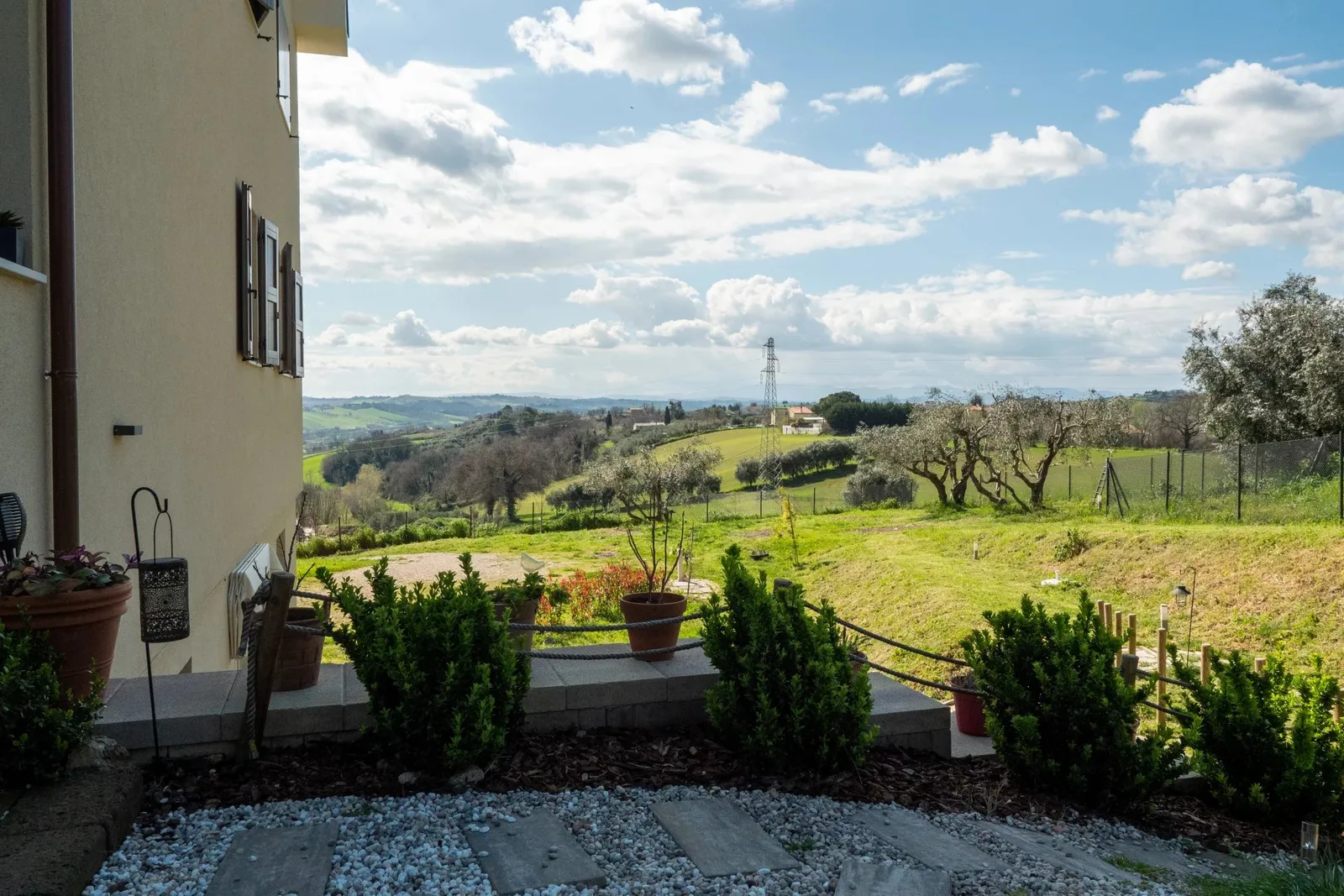 Terrazza con vista sulla campagna circostante.