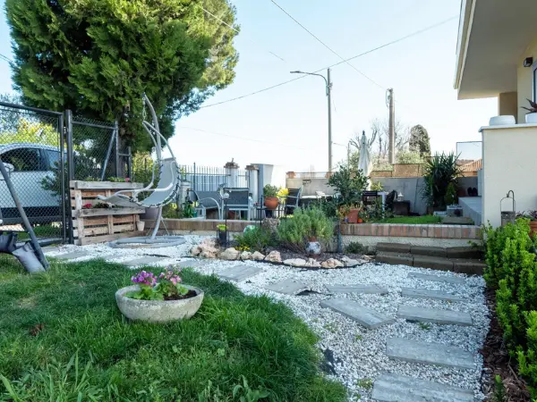 Il porticato e parte del giardino.