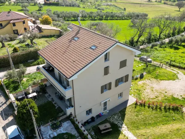 Vista del tetto e del giardino della villa recentemente ristrutturata.