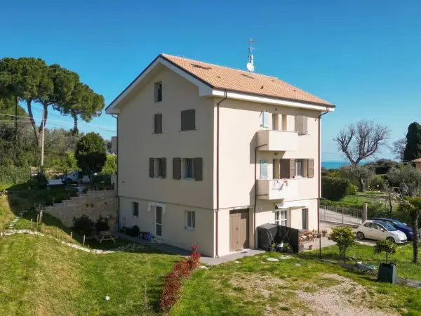 Vista della villetta e del giardino.