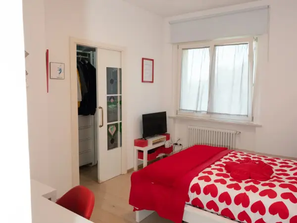 Una delle due luminose camere da letto.