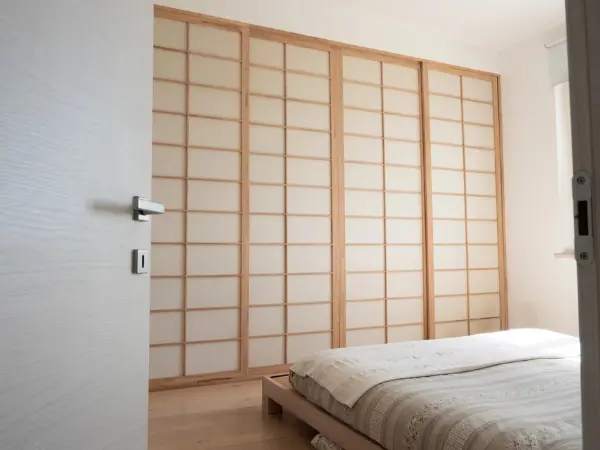 La camera matrimoniale con armadio a muro.