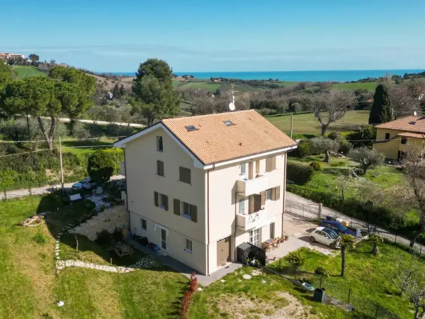 Vista aerea della villa.