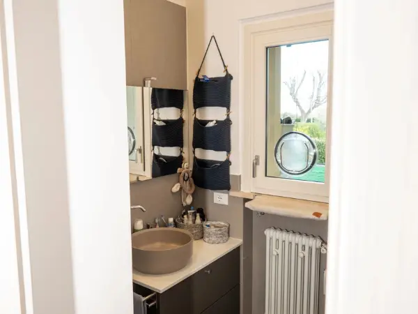 Uno dei due bagni della villetta, con sanitari moderni e di design.