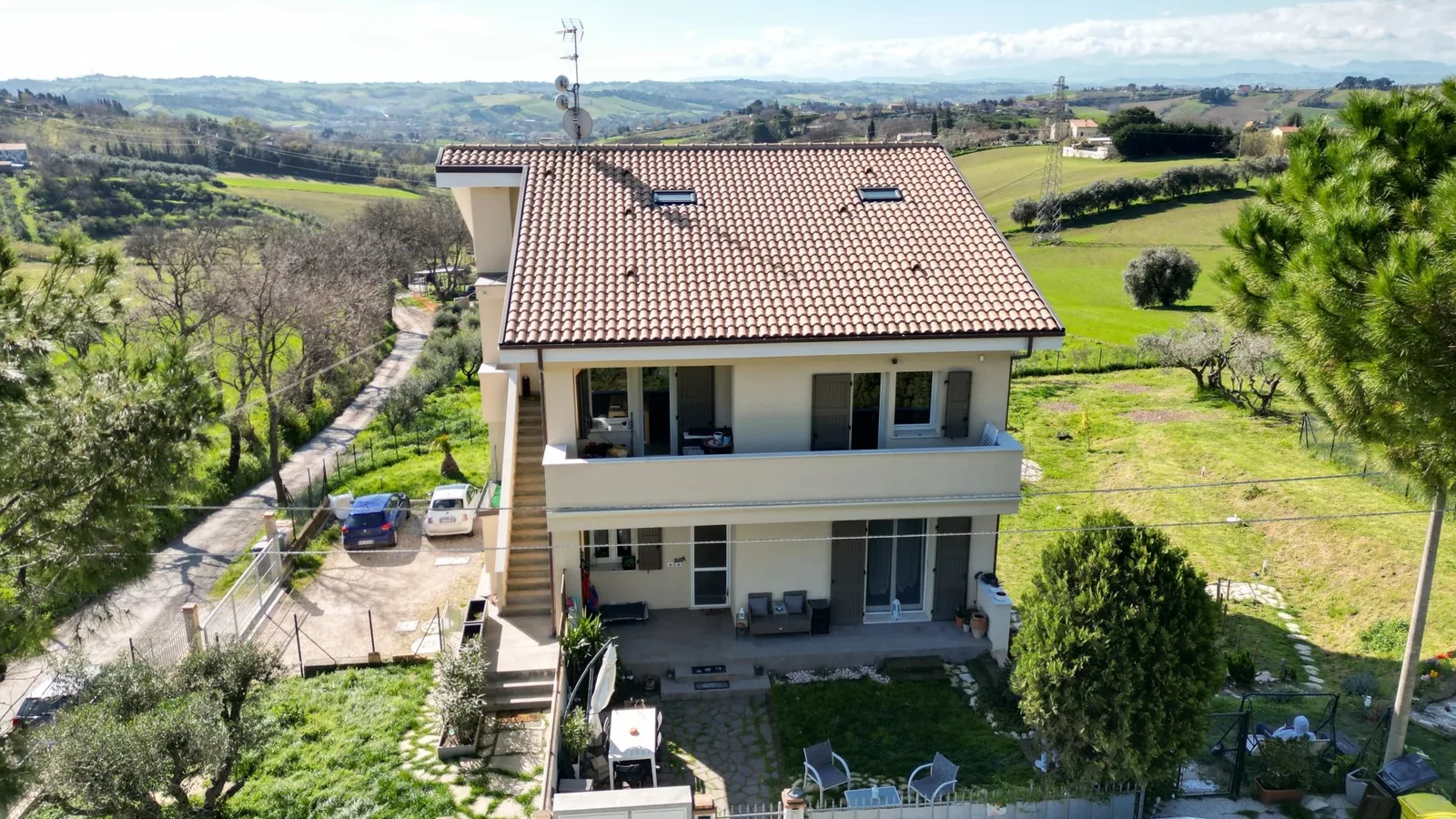 Vista aerea della villetta immersa nella campagna.