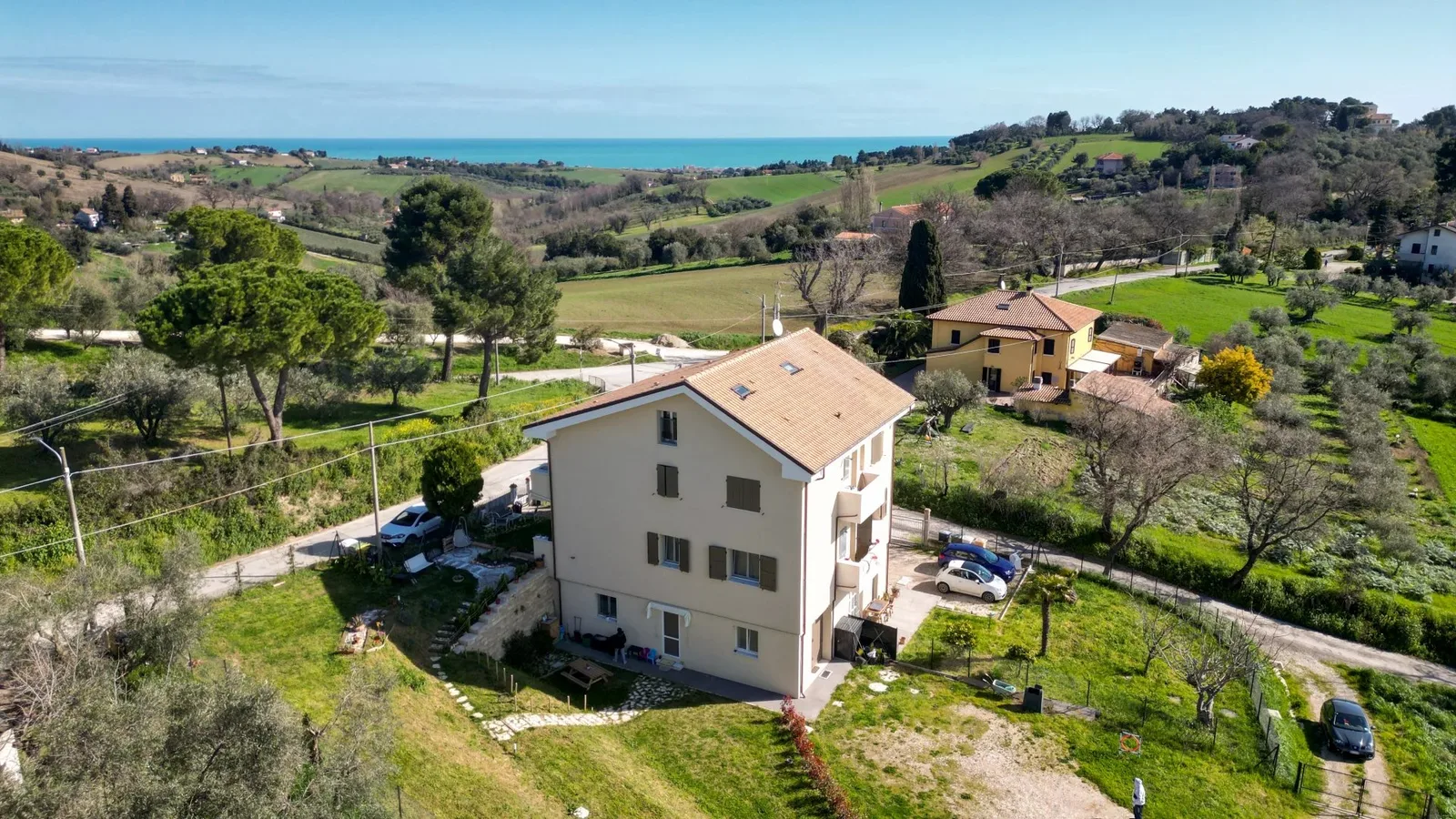Vista aerea della villetta con il mare sullo sfondo.