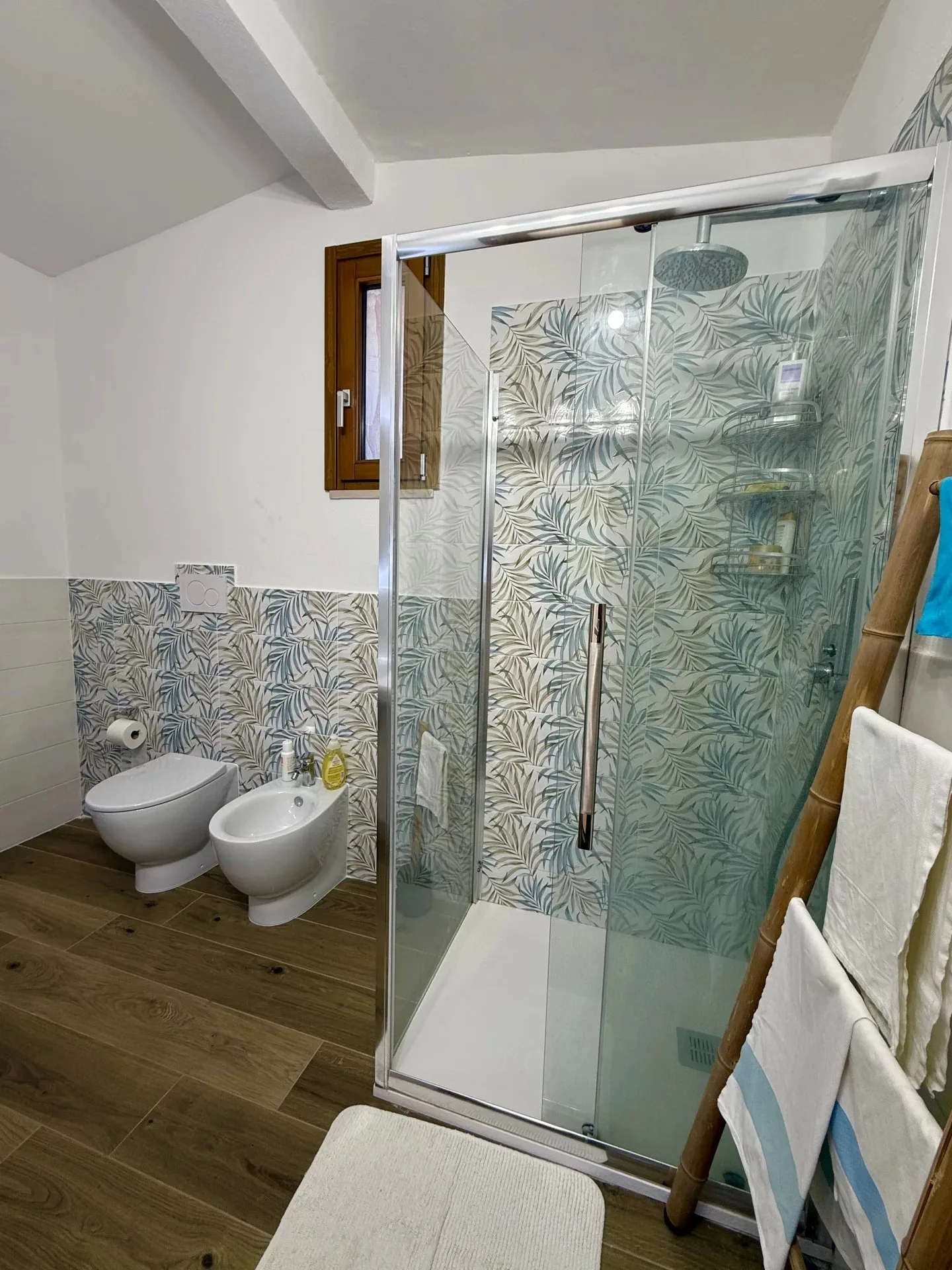 Bagno con doccia effetto pioggia dell'Oasi di Scapezzano