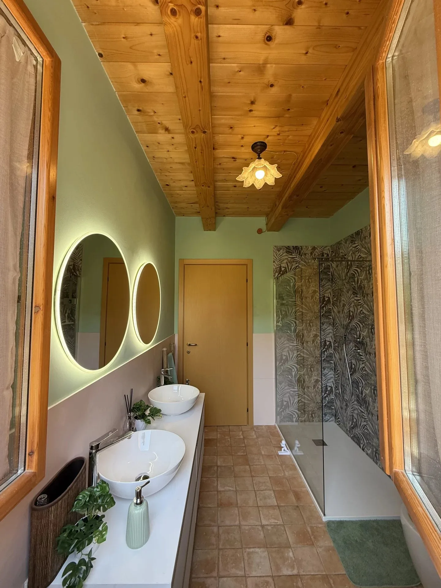Bagno con doppio lavabo e doccia dell'Oasi di Scapezzano