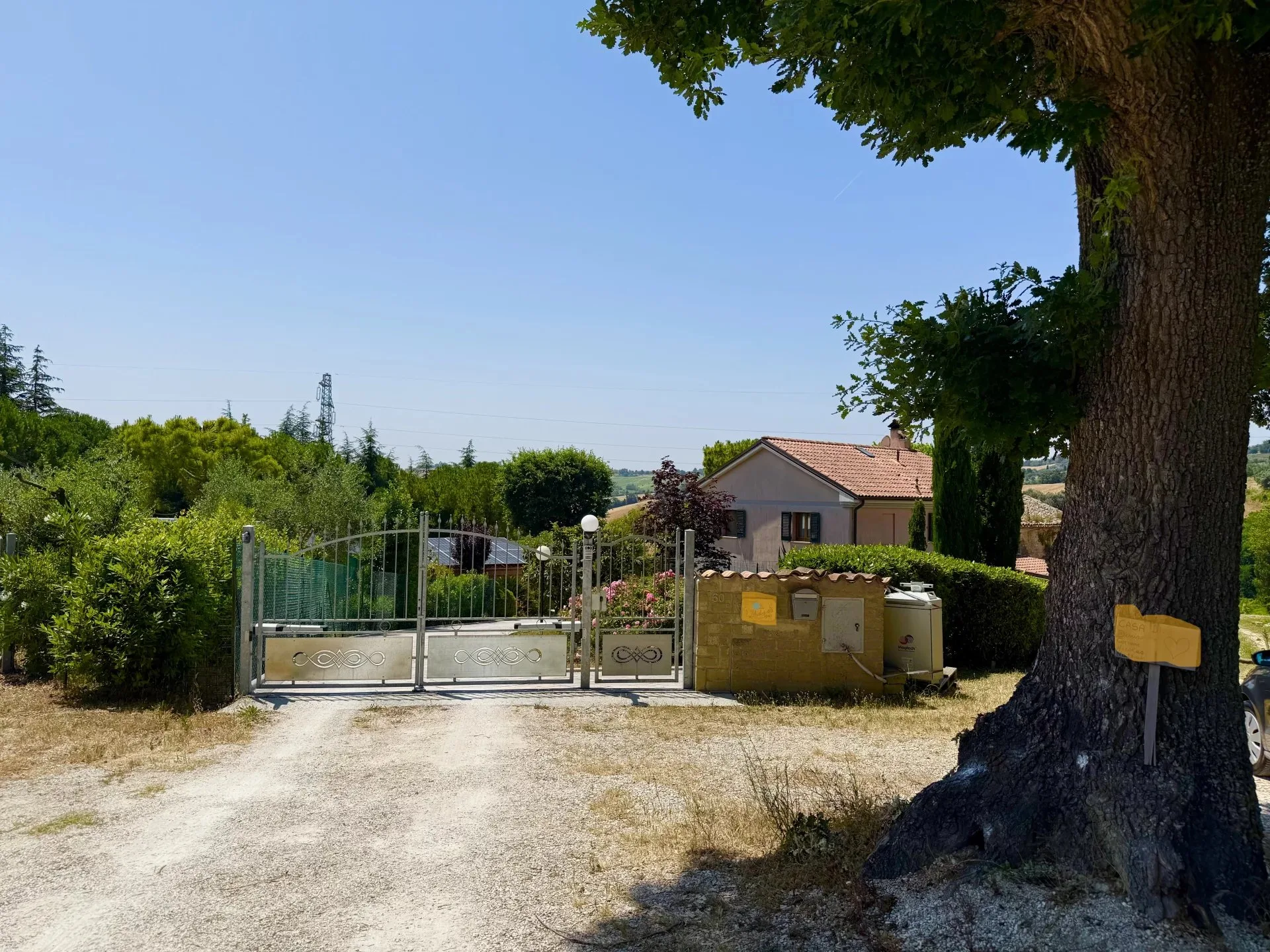 Cancello elettrico d'ingresso dell'Oasi di Scapezzano