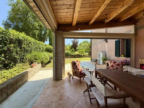 Un angolo del portico e un angolo di giardino.