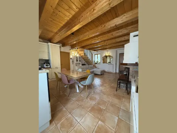 Vista sulla cucina e sala da pranzo dell'abitazione principale.
