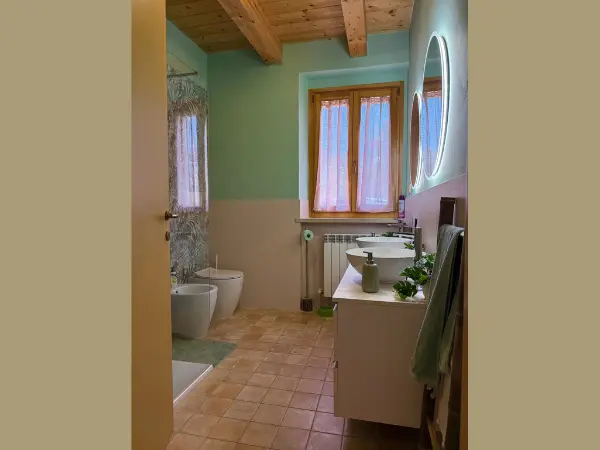Ampio e moderno bagno dell'abitazione principale.