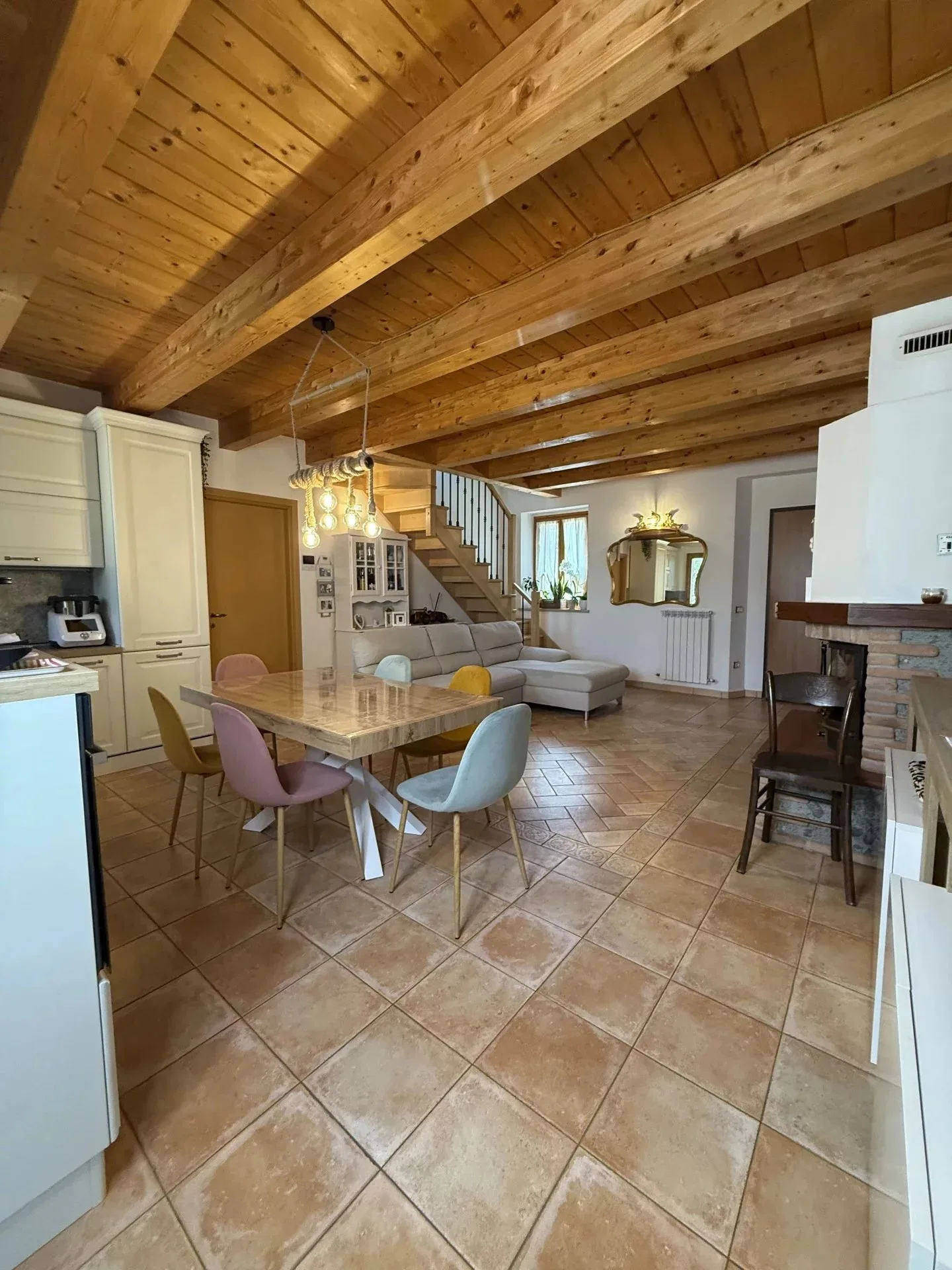 Soggiorno con camino e vista sulla cucina dell'Oasi di Scapezzano