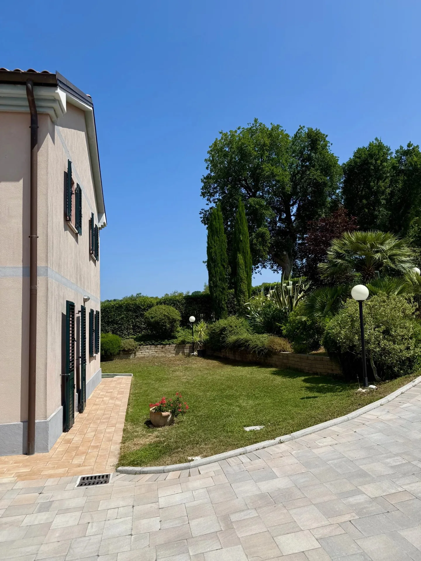 Giardino laterale con siepi curate dell'Oasi di Scapezzano