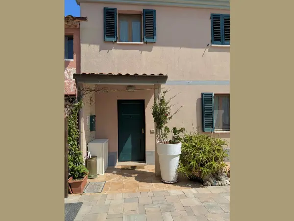 L'ingresso dell'abitazione principale.