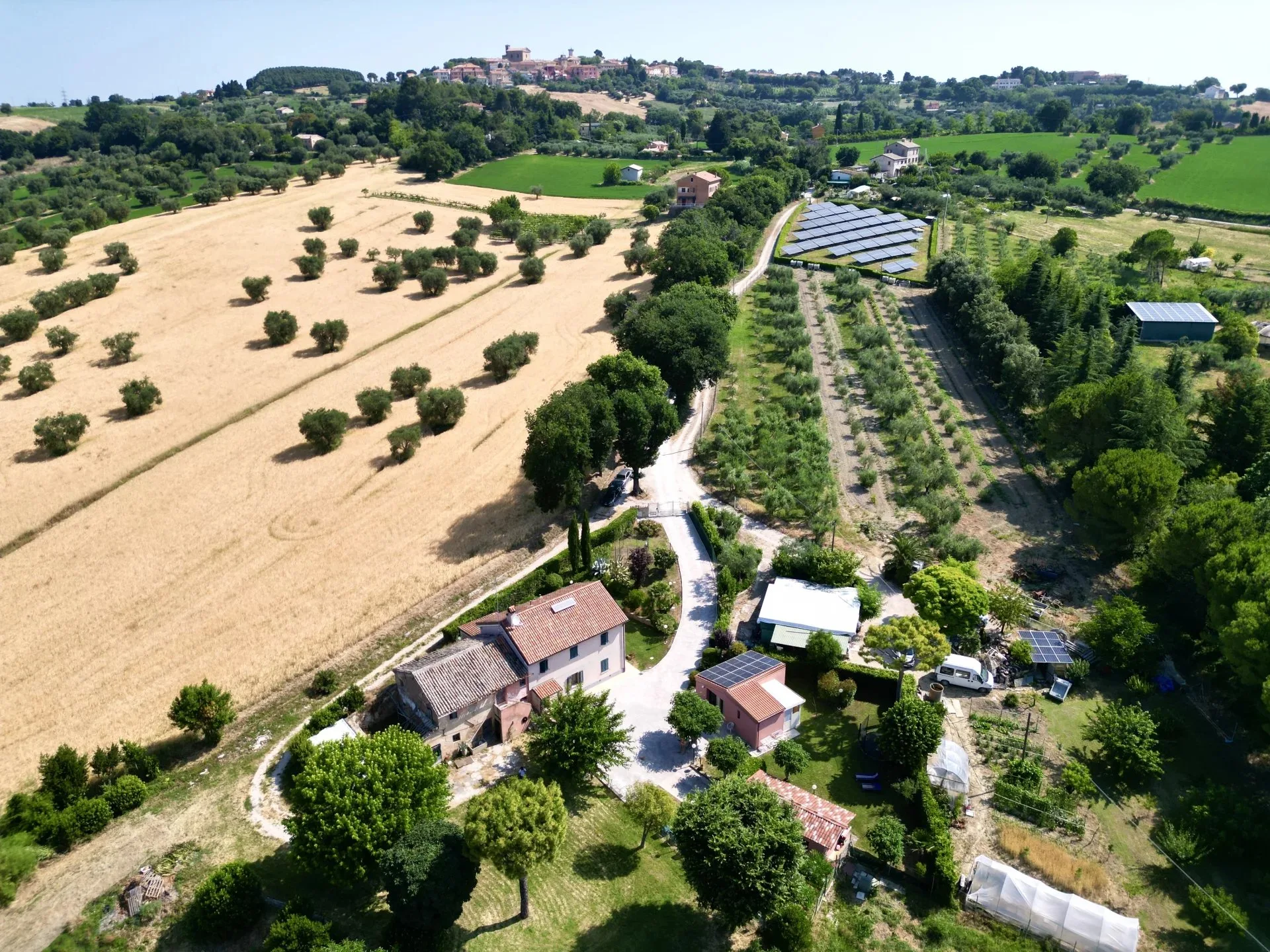 Vista aerea della proprietà con pannelli fotovoltaici a Scapezzano, Senigallia