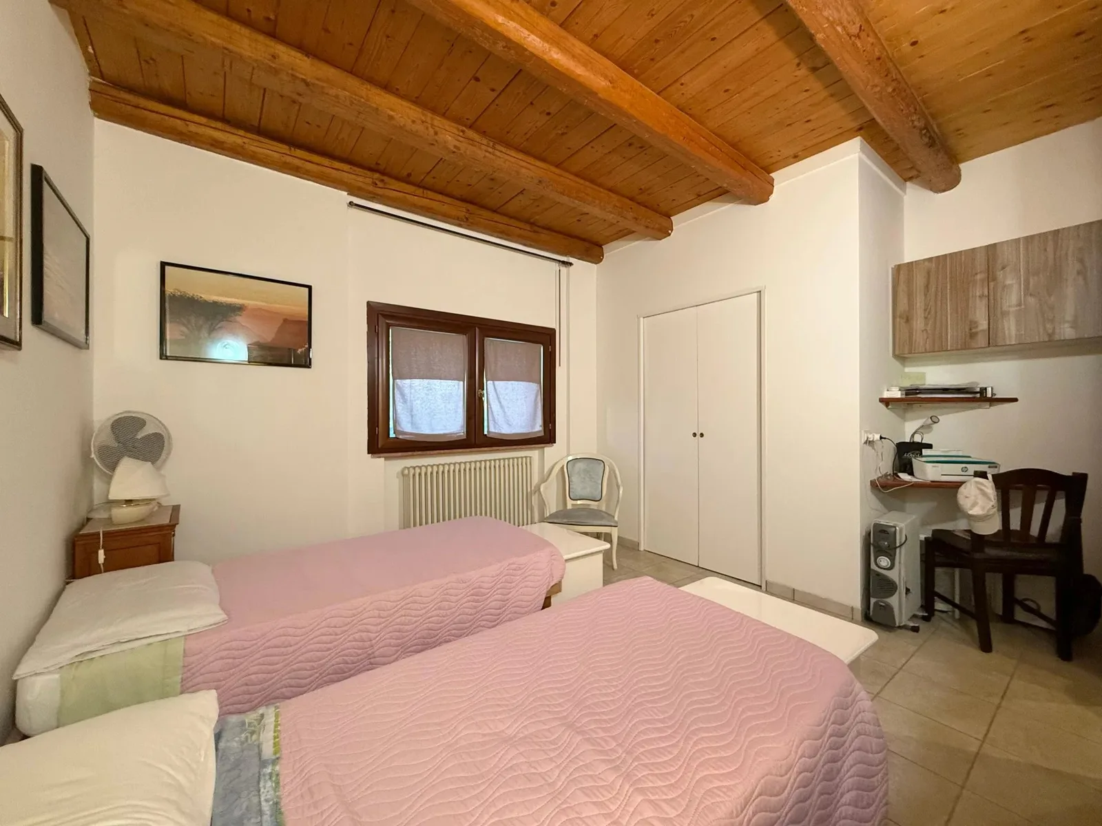 Ampia camera da letto con due letti singoli.