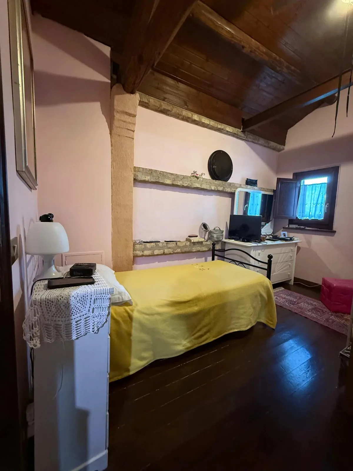 Una stanza da letto con letto singolo.