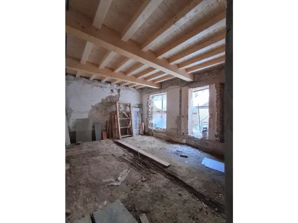 Una delle stanze con vista sul tetto in legno.