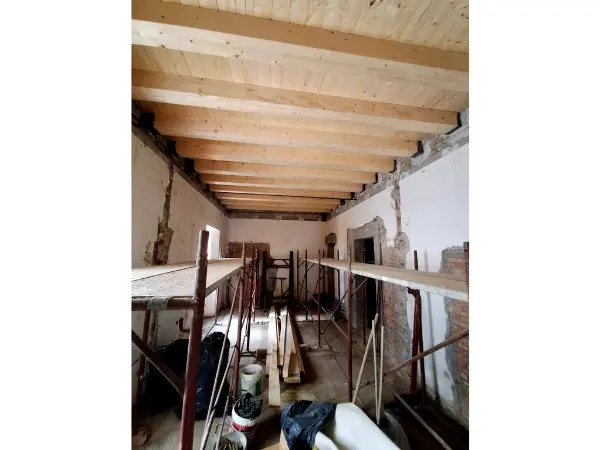 Vista su una delle stanze dell'appartamento da ristrutturare.