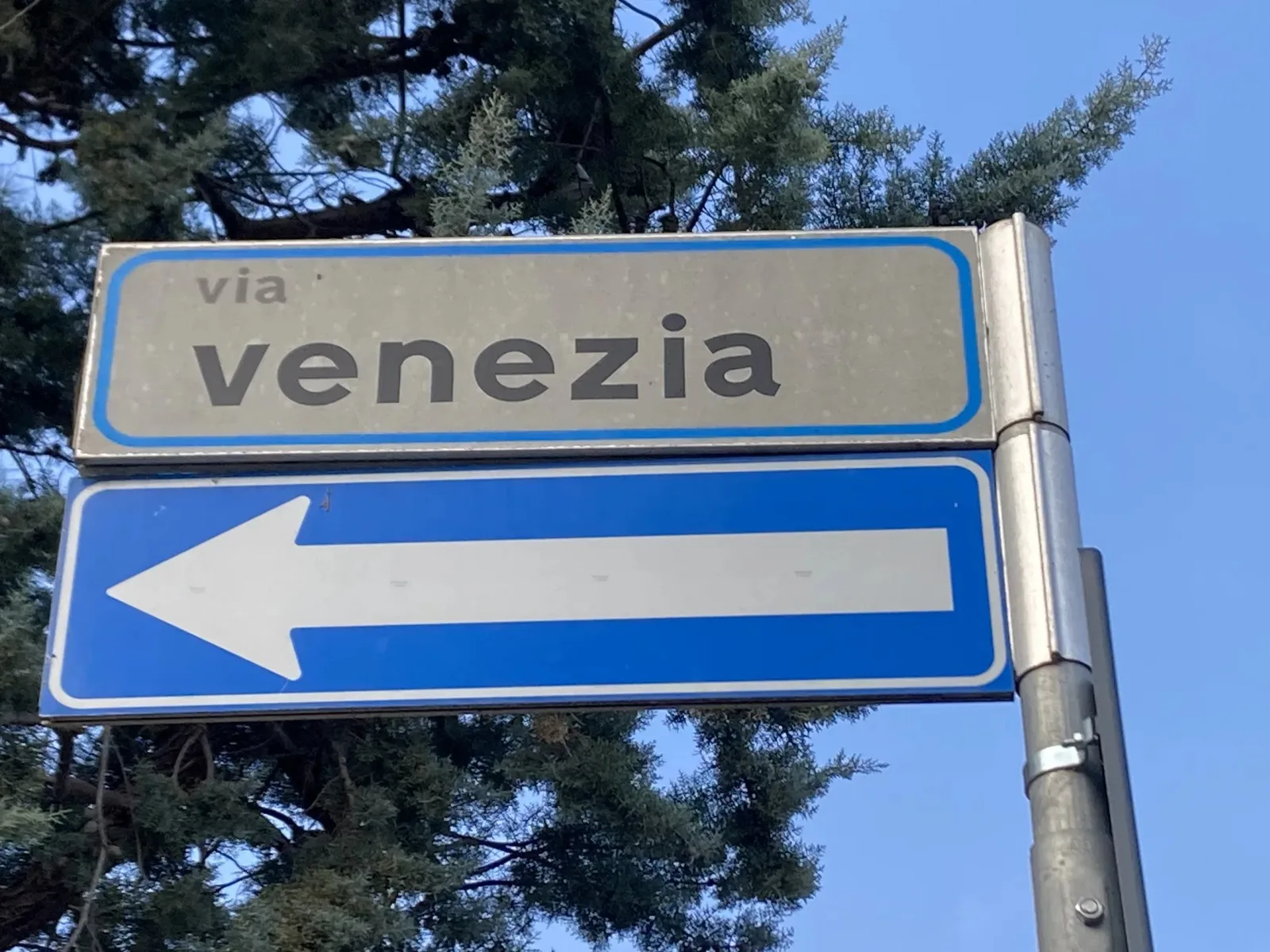 Cartello di Via Venezia a Senigallia, dove si trova la casa bifamiliare.