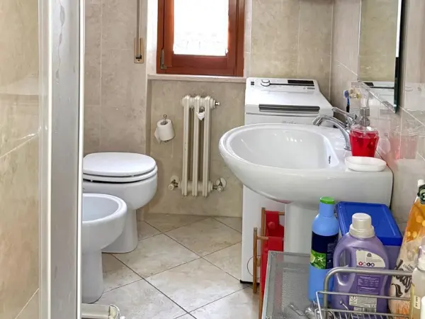 Il bagno del luminoso trilocale.