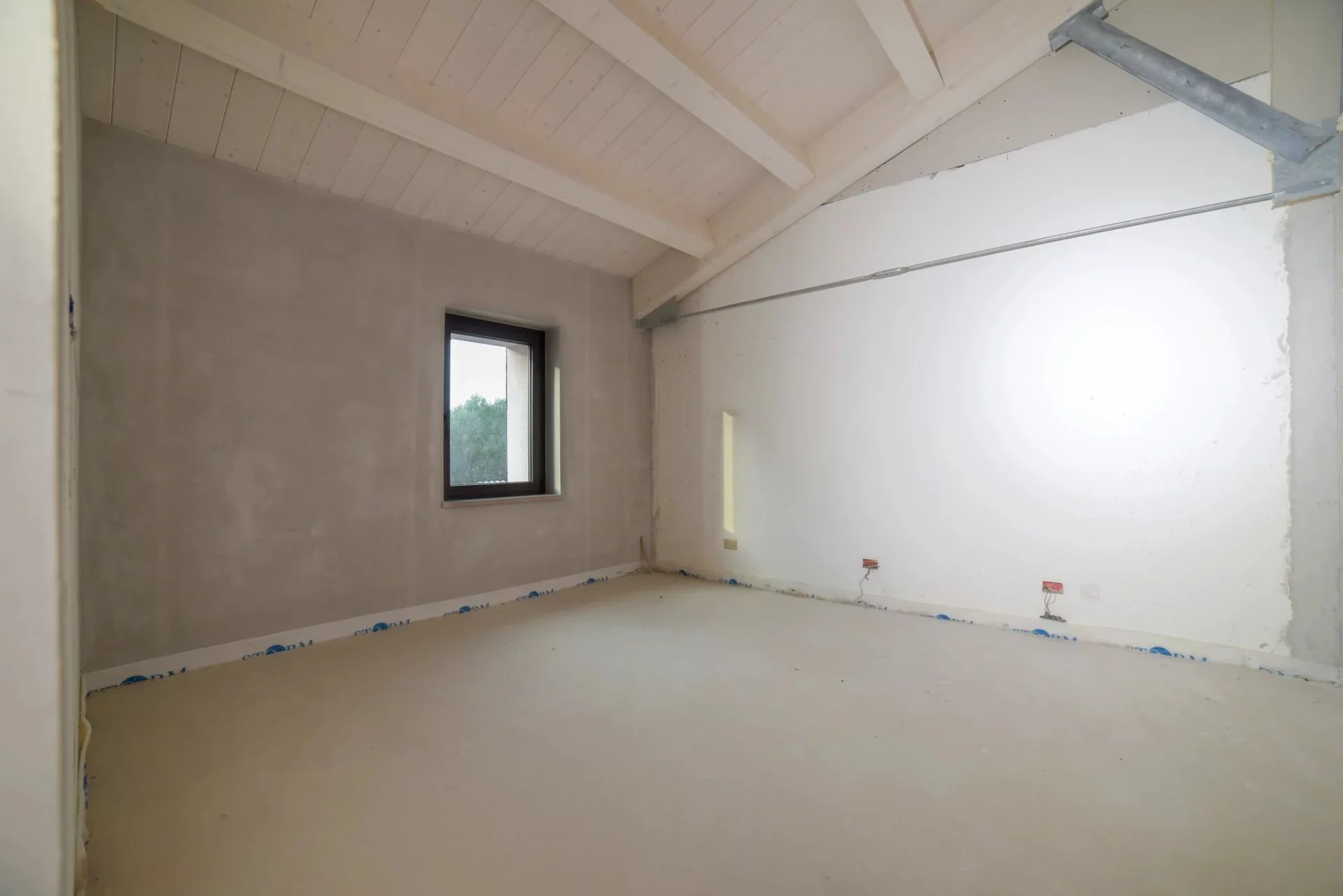 Dettaglio soffitto in legno della casa campagna a Barbara