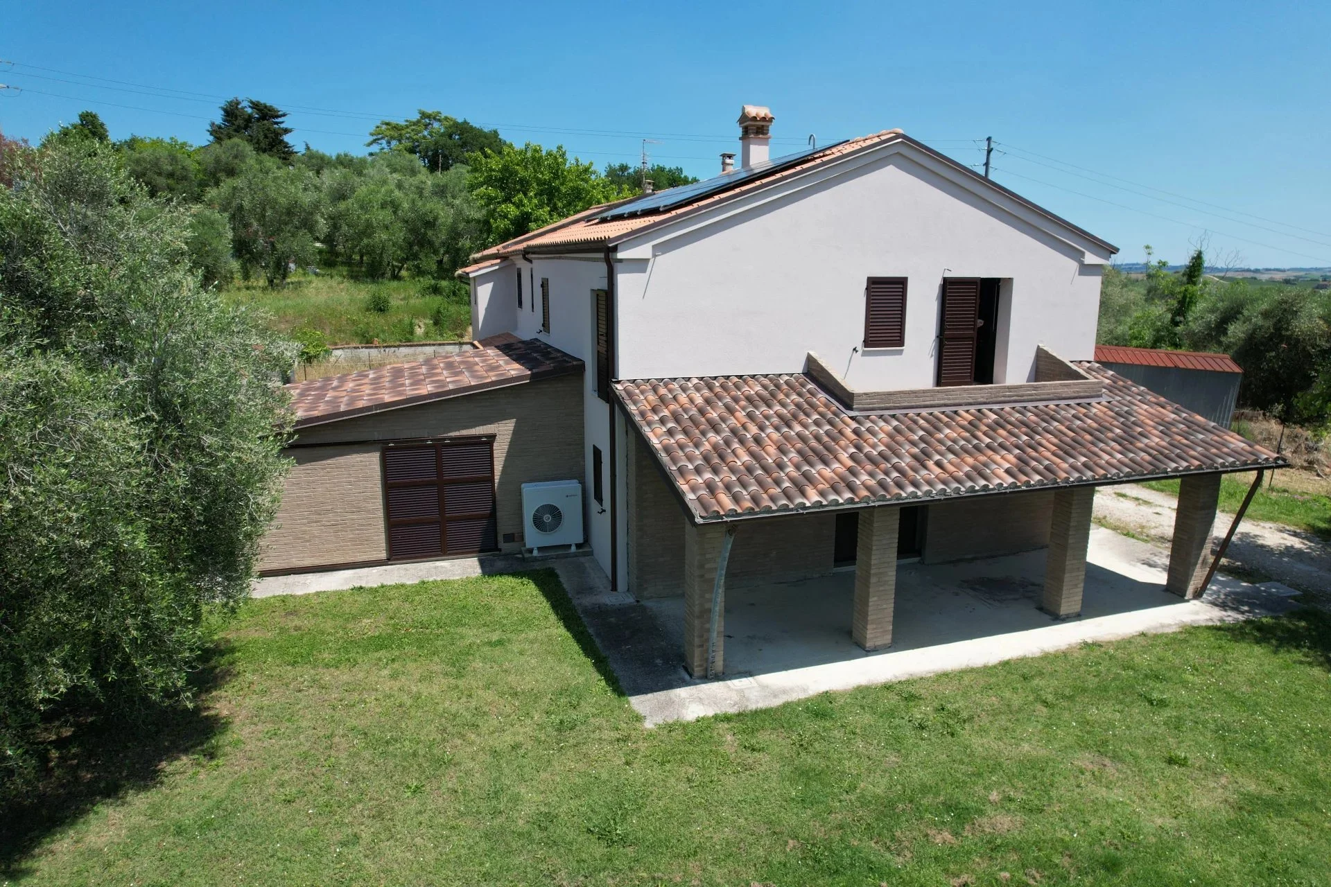 Vista esterna della casa colonica ristrutturata a Barbara, Senigallia