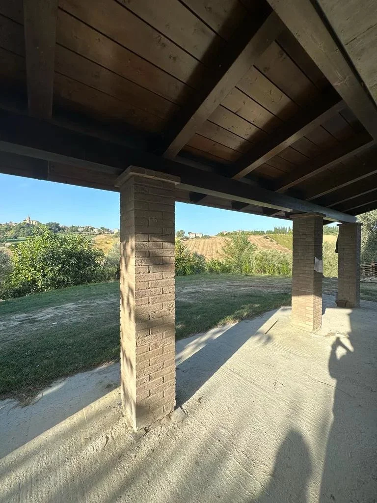 Soggiorno con zona lettura del casale a Barbara, Marche