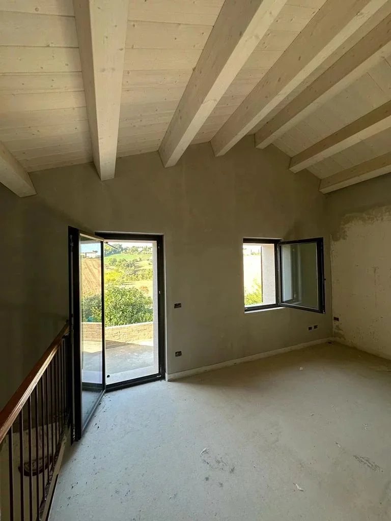 Travi a vista e soffitto in legno del casale marchigiano a Barbara