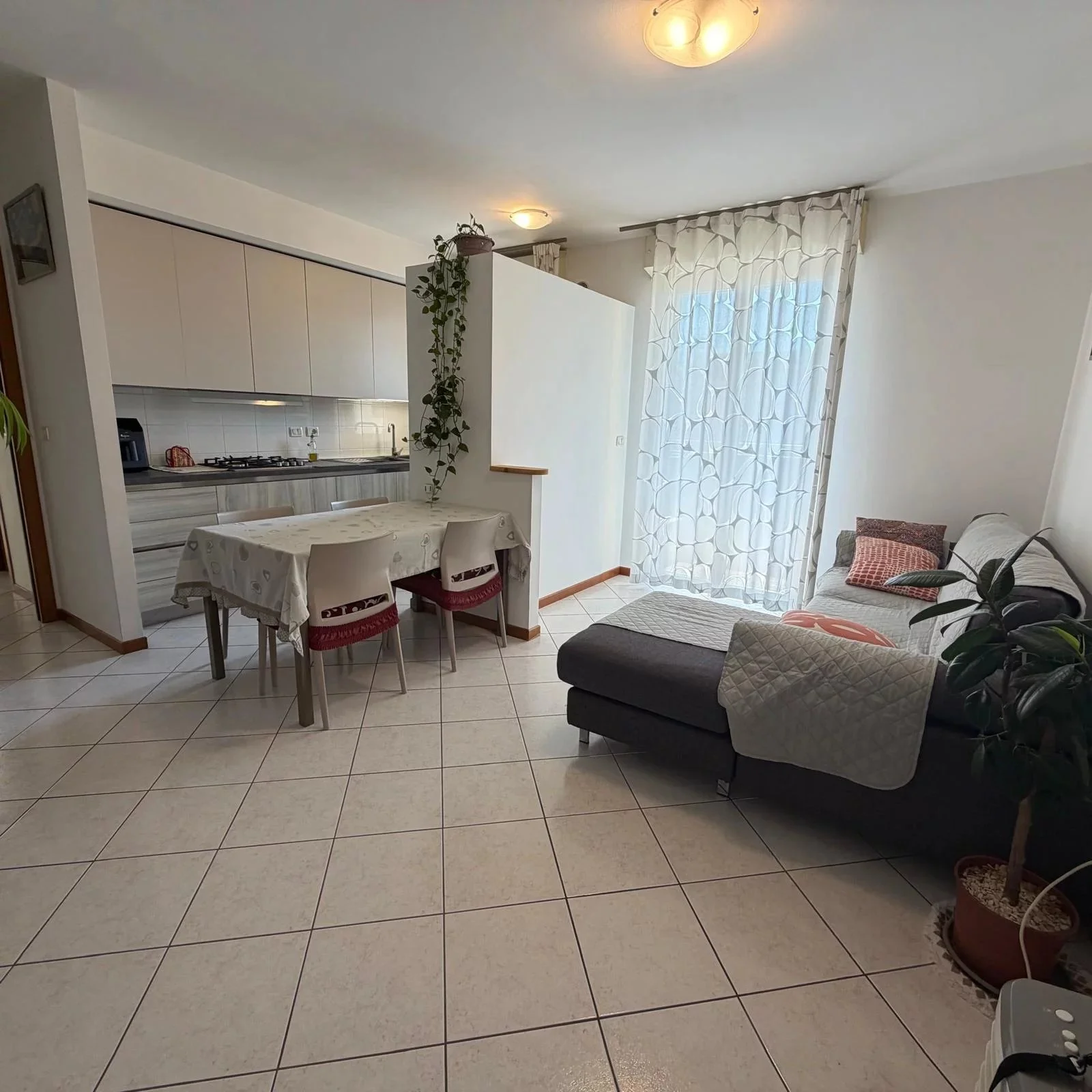 Luminoso soggiorno con cucina a vista dell'appartamento a Senigallia Villa Torlonia