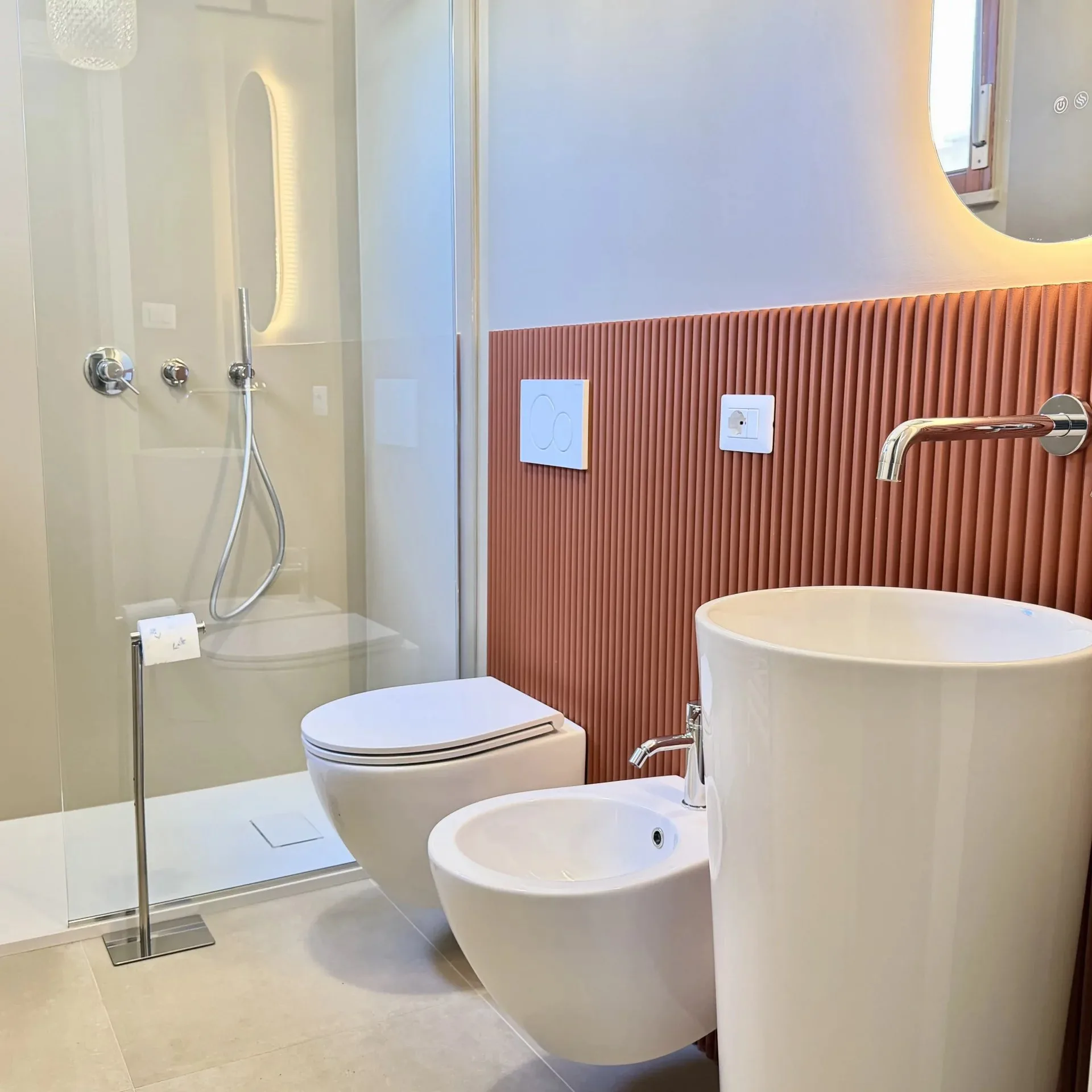 Bagno con doccia e bidet della villetta indipendente a Ciarnin