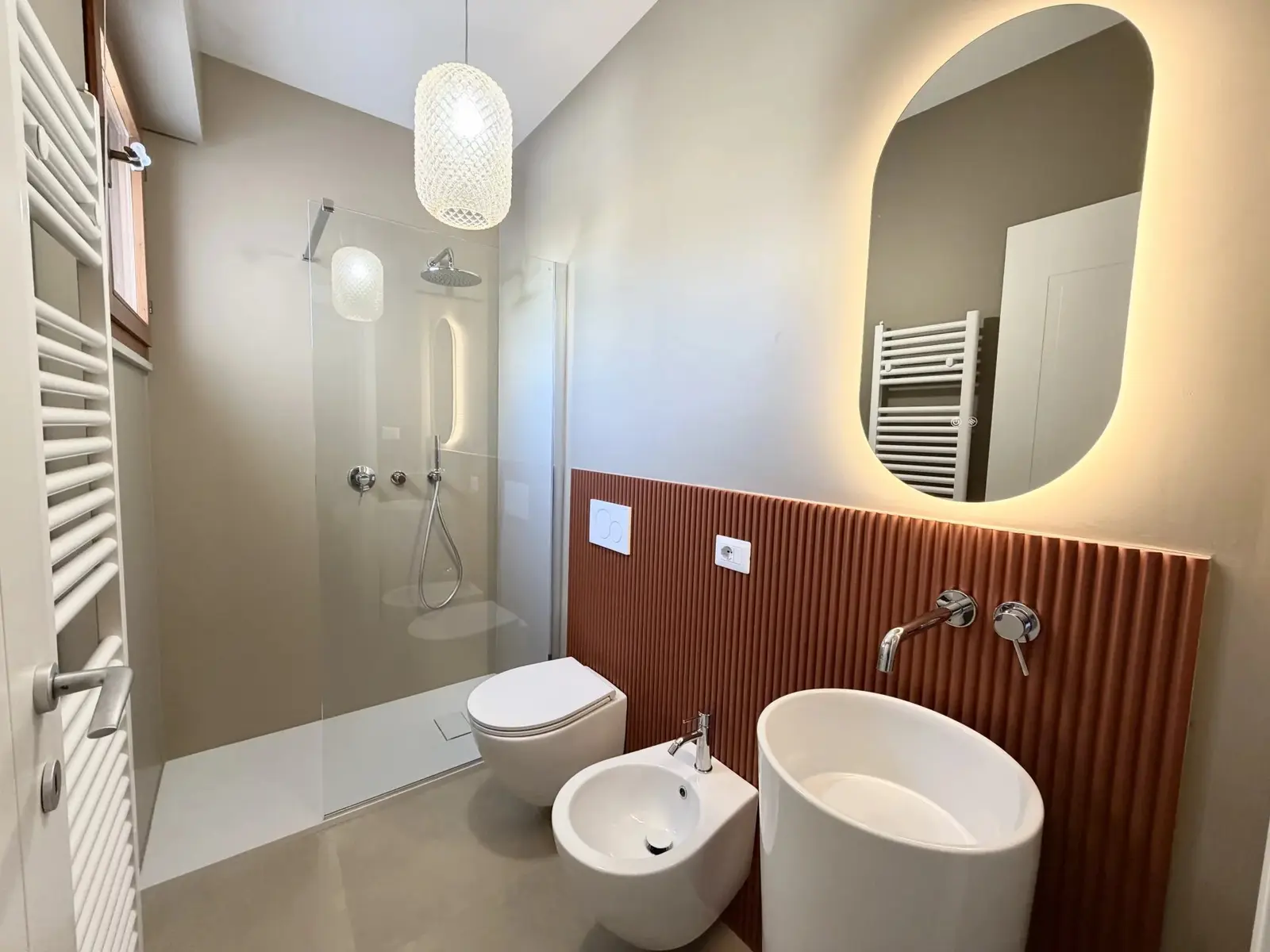 Bagno ristrutturato con doccia walk-in, bidet e boiserie in terracotta, villetta indipendente a Ciarnin, Senigallia